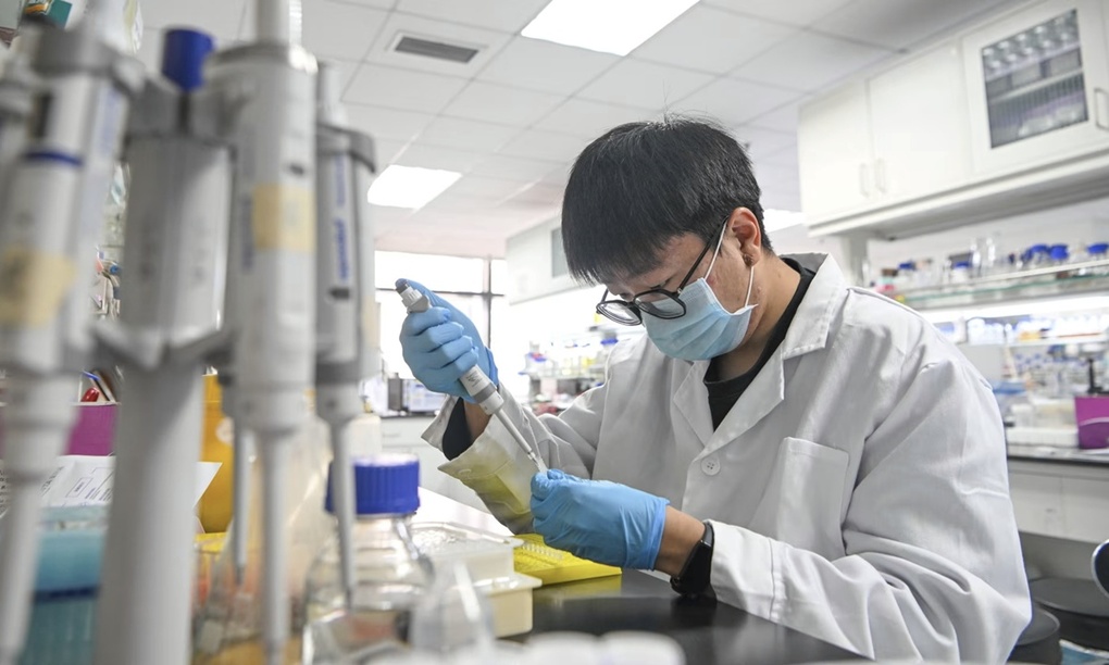 Một nhà nghiên cứu làm việc tại phòng thí nghiệm của Viện Hàn lâm Khoa học Trung Quốc ở Thiên Tân. Ảnh: Xinhua