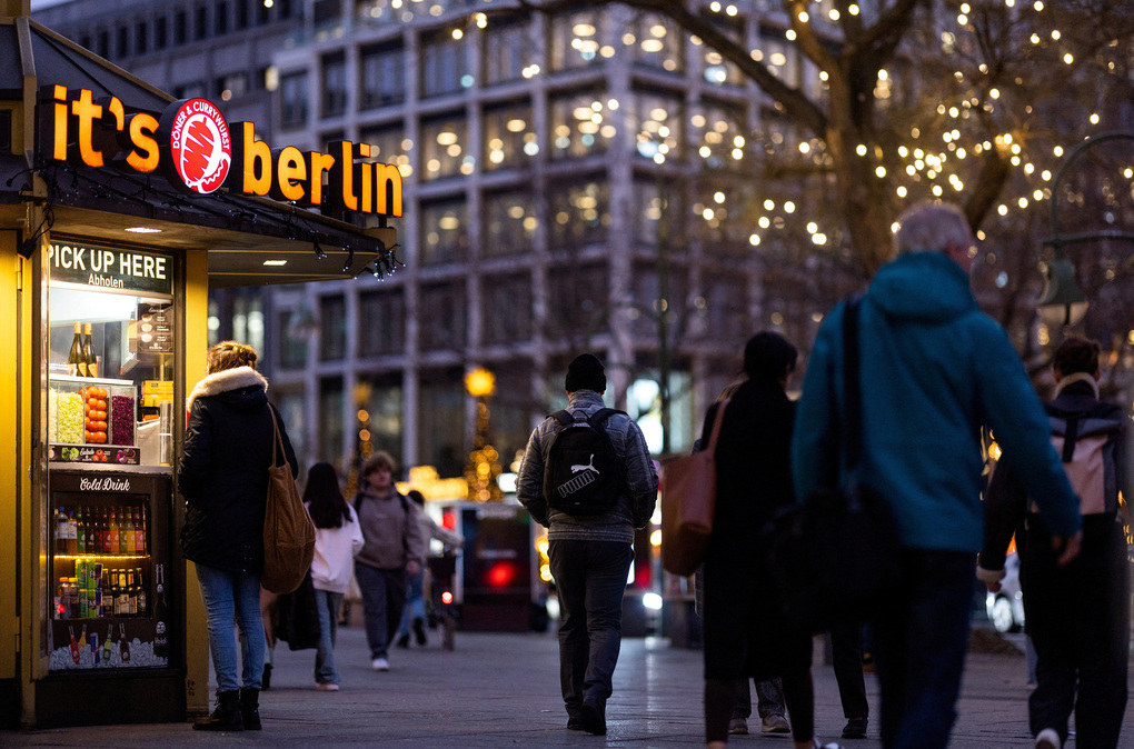 Người Đức tại khu mua sắm ở Berlin. Ảnh: AFP