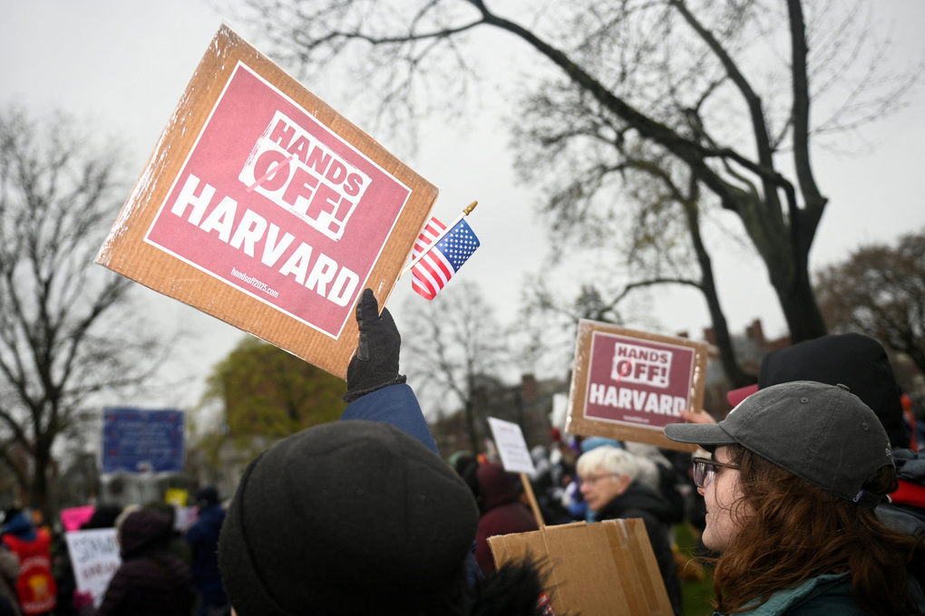 Đám đông biểu tình phản đối chính quyền liên bang can thiệp vào Đại học Harvard ở Massachusetts hồi tháng 4/2025. Ảnh: Reuters