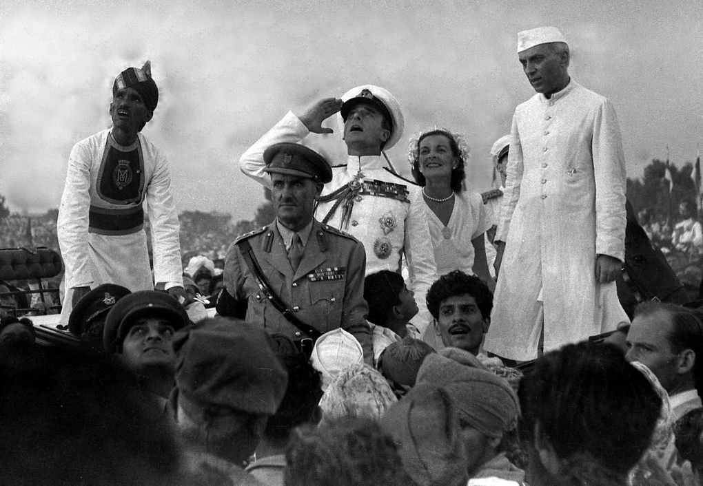 Toàn quyền Anh Mountbatten (giữa) cùng phu nhân Edwina Mountbatten (thứ hai từ phải) và Thủ tướng Ấn Độ Jawaharlal Nehru (phải) chứng kiến lễ thượng cờ tại India Gate, New Delhi ngày 15/8/1947. Ảnh: AFP