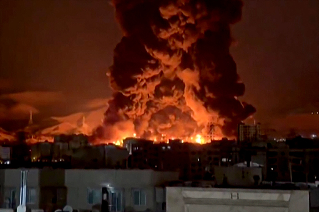 Khói lửa bốc lên từ một kho chứa dầu ở Tehran, Iran sau đòn không kích của Israel ngày 7/3. Ảnh: AFP