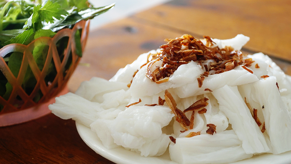 Bánh mướt tráng mỏng rưới hành tăm phi thơm là lựa chọn giàu carbohydrate mà lại nhẹ bụng cho runner. Ảnh: Di Vỹ