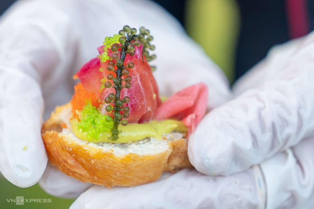 Món cá Sashimi ẩm thực Nhật Bản được chế biến để du khách trải nghiệm. Ảnh: Nguyễn Đông