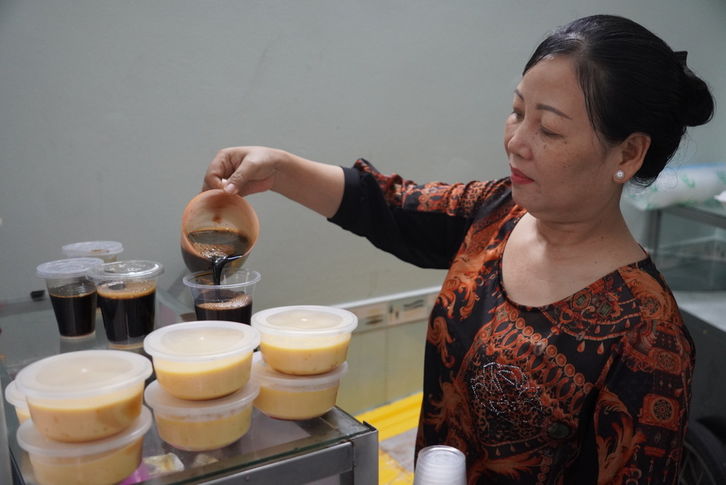 Bà Bùi Thị Thải đang chuẩn bị bánh bán cho khách sáng 21/8. Ảnh: Tuấn Anh
