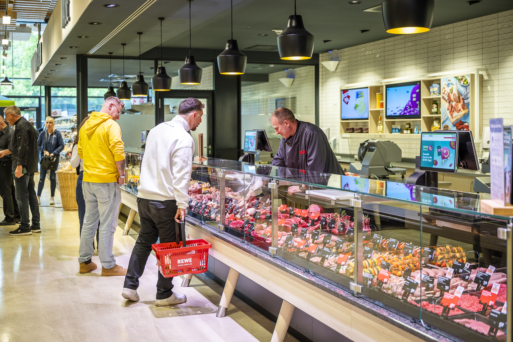 Người dân mua sắm tại siêu thị tại Berlin của REWE, một trong những tập đoàn bán lẻ lớn nhất Đức, hồi tháng 5. Ảnh: REWE.de