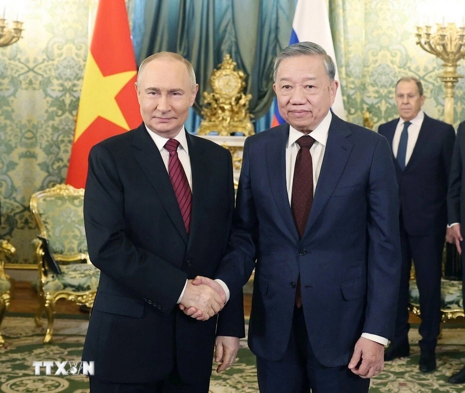 Tổng Bí thư Tô Lâm và Tổng thống Putin bắt tay trước cuộc hội đàm hẹp tại Nga ngày 10/5. Ảnh: TTXVN