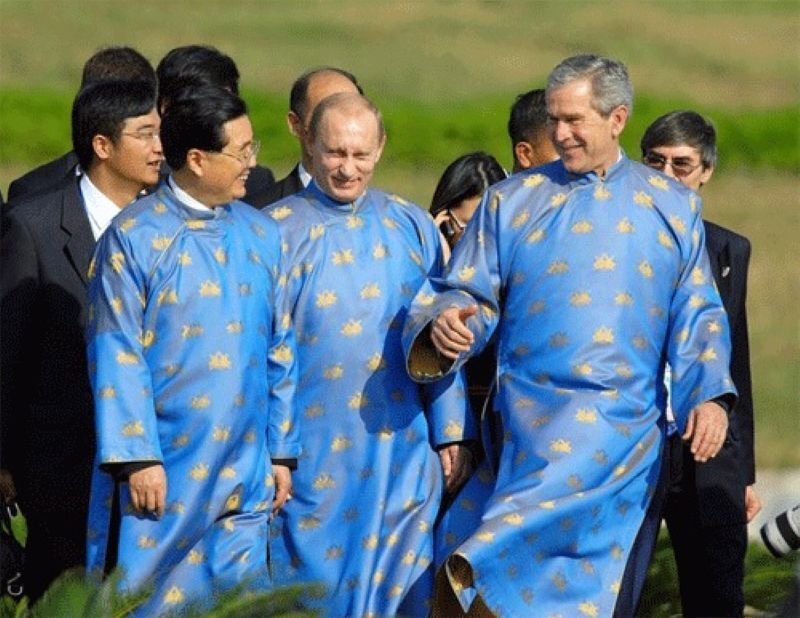Tổng thống Nga (giữa) cùng các lãnh đạo APEC mặc trang phục truyền thống của Việt Nam để chụp ảnh kỷ niệm hồi tháng 11/2006. Ảnh: AFP