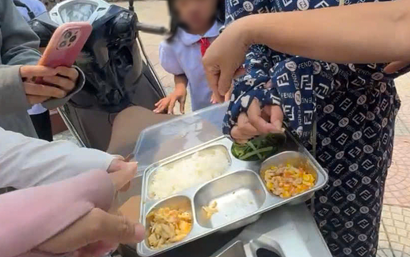 Suất ăn được giao lúc 13h tại trường Tiểu học Kim Bài. Ảnh chụp từ clip phản ánh của phụ huynh