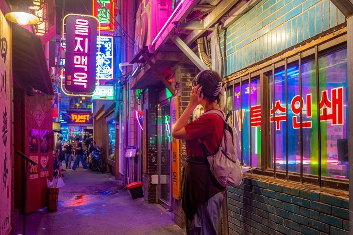 Một góc phố đêm tại Euljiro, Seoul. Ảnh: The Korea Times