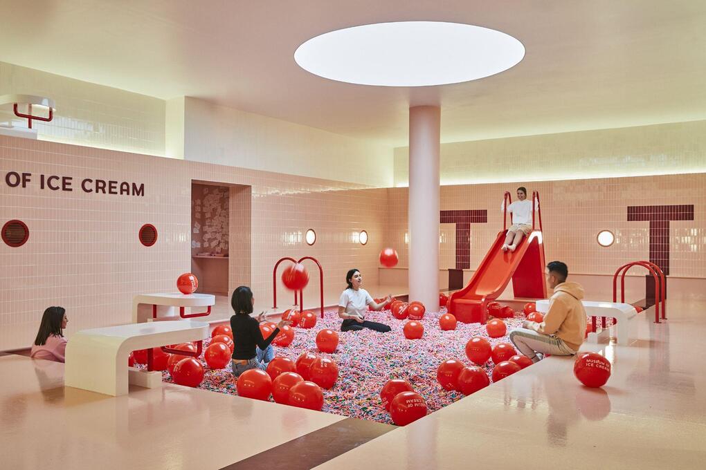 Phụ huynh và trẻ nhỏ có thể cùng chơi đùa, chụp ảnh tại Sprinkle Pool. Ảnh: Museum of Ice Cream