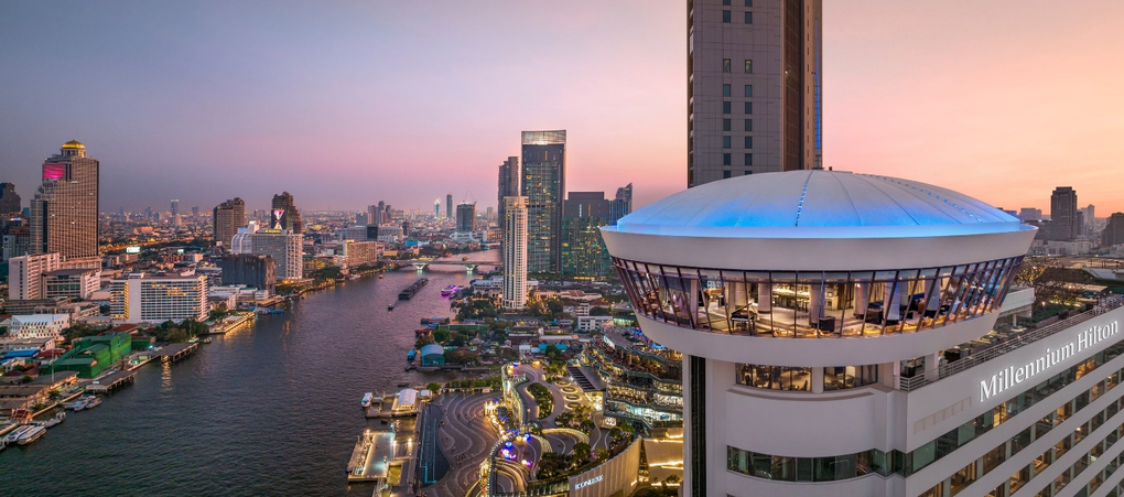 Khách sạn Millennium Hilton Bangkok bên bờ sông Chao Phraya. Ảnh: Hilton Saigon